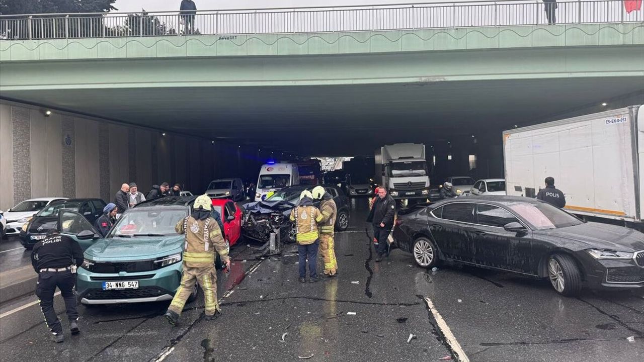 İstanbul Beylikdüzü’nde zincirleme trafik kazası: 4 kişi yaralandı