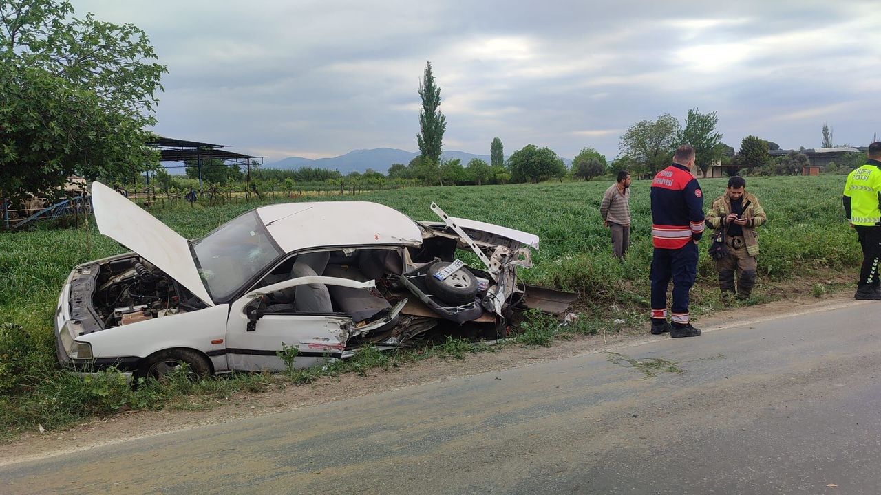 İzmir Ödemiş’te trafik kazası: Araba ile süt kamyonu çarpıştı, 1’i ağır 5 yaralı