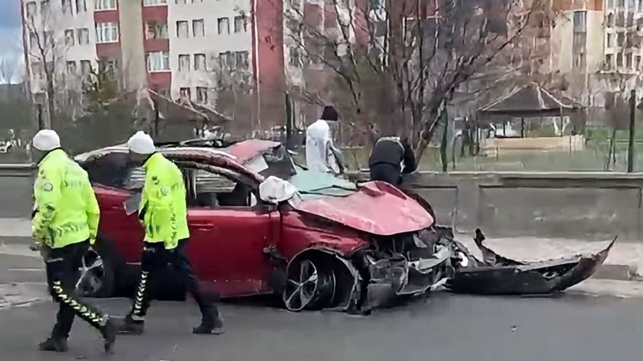 Kars'ta feci kaza: Araç bahçe duvarına çarptı, 1 ölü 1 ağır yaralı