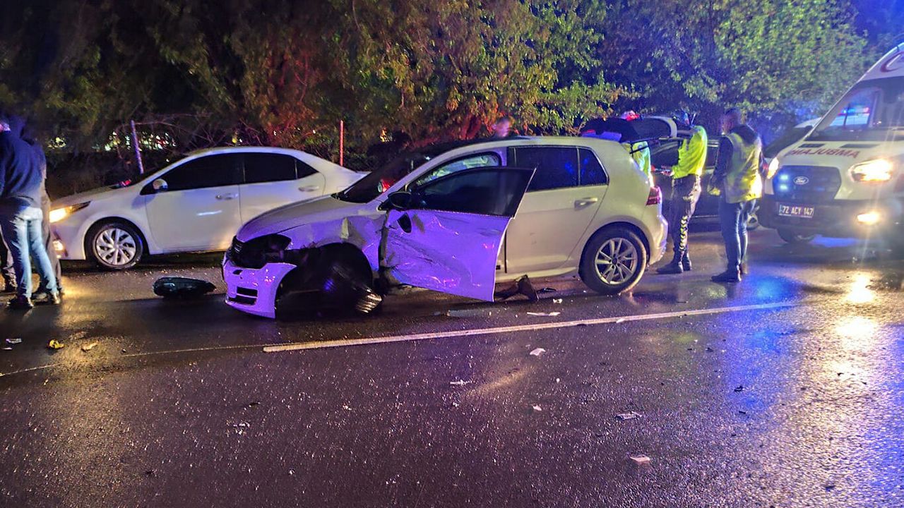 Komando Caddesi’nde Korkutan Kaza: İki Araç Çarpıştı, 1 Yaralı