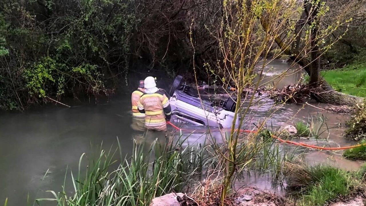 Kütahya'da feci trafik kazası: Porsuk Çayı'na devrilen araçta 1 ölü, 1 yaralı