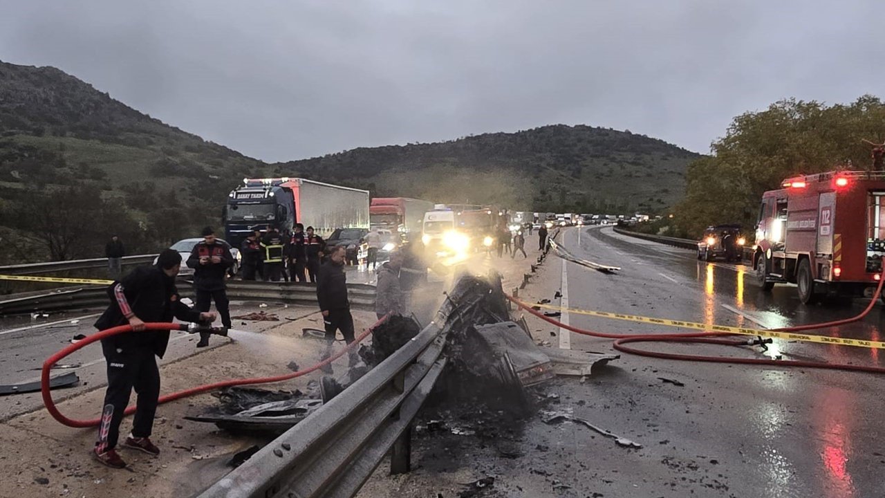 Afyon’da sürücü yanarak can verdi: Bariyere çarpan araç alev aldı!