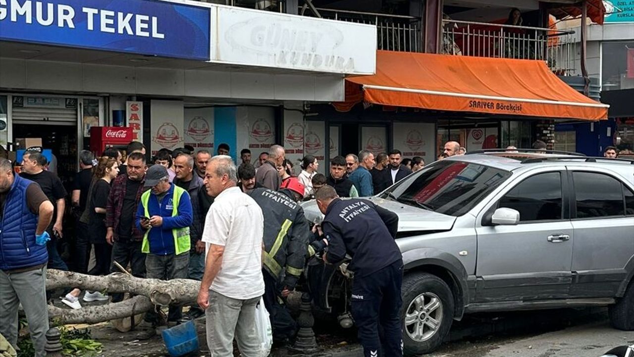 Antalya Manavgat’ta iki arabanın çarpıştığı trafik kazasında 4 yaralı