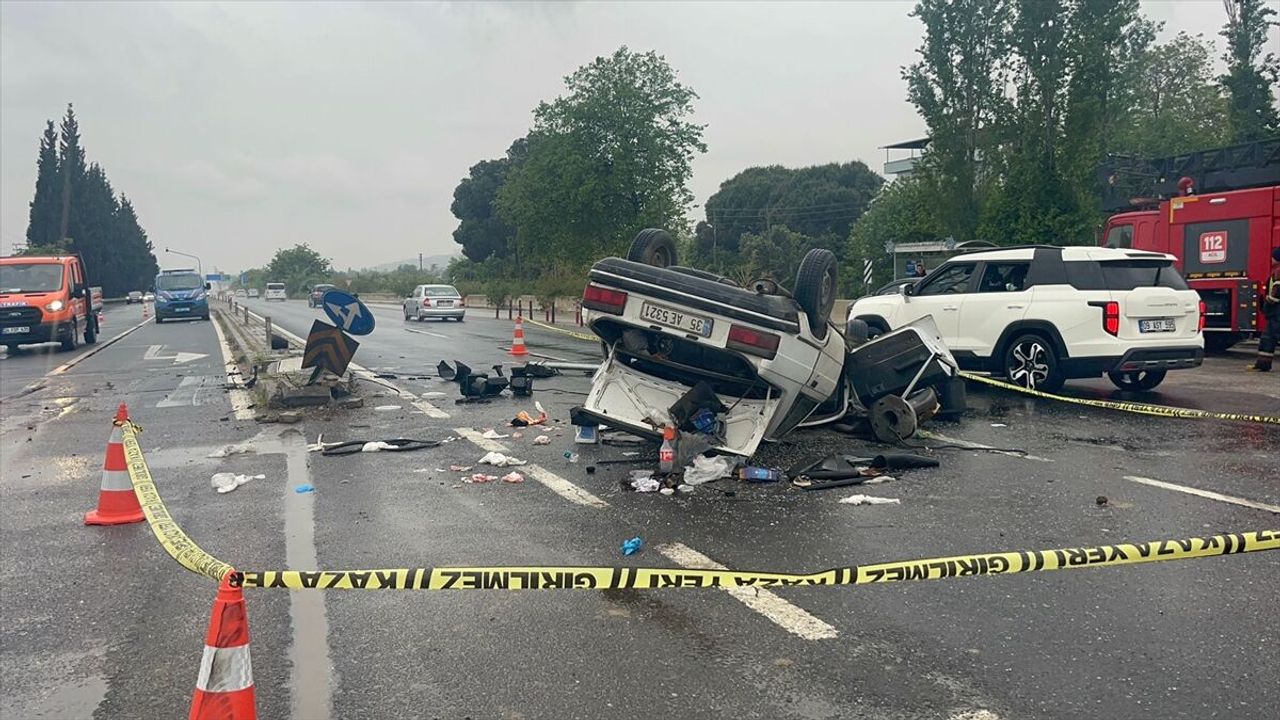 Aydın Efeler’de aracın direğe çarptığı trafik kazasında biri bebek 6 yaralı