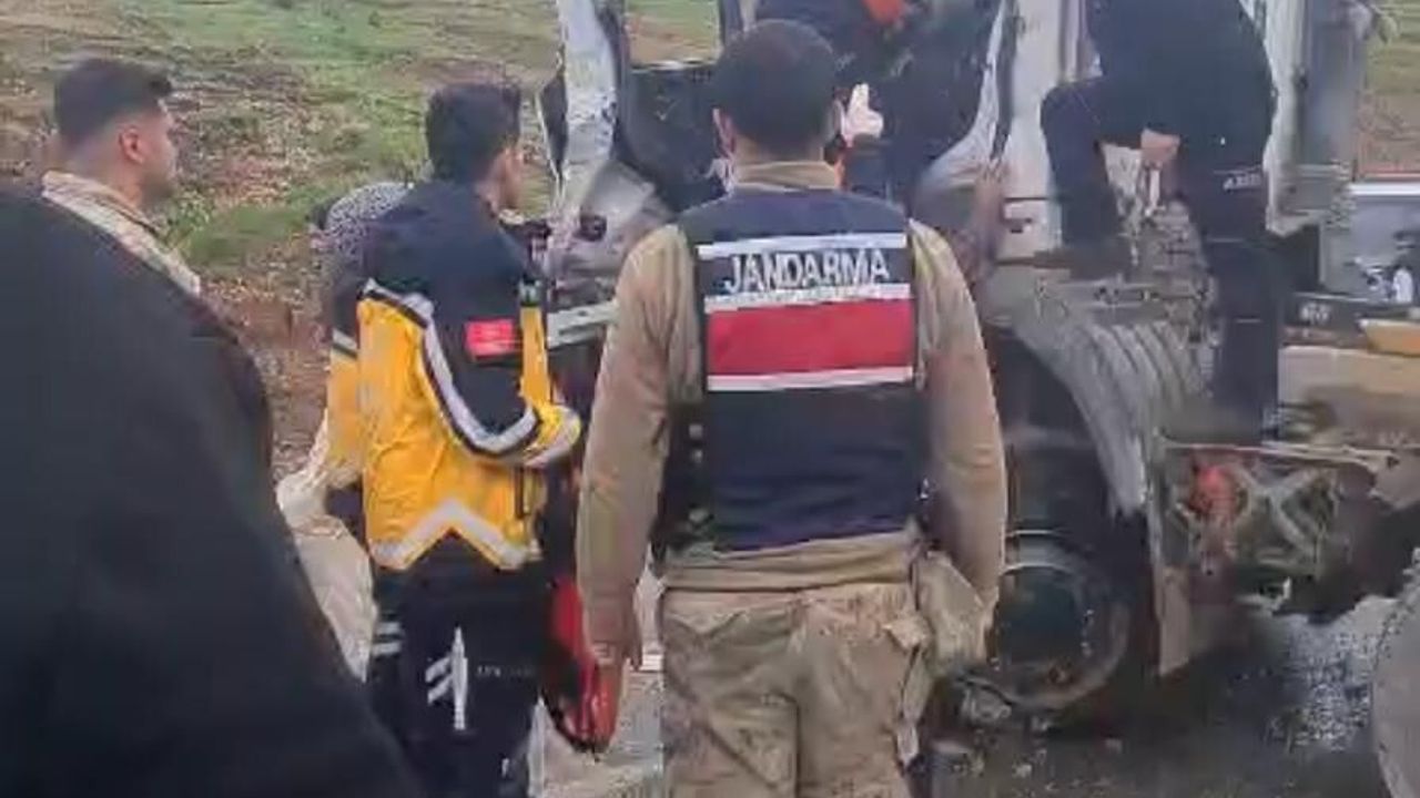 Eruh Girişinde Beton Mikseri Kazası: Sürücü Ağır Yaralandı