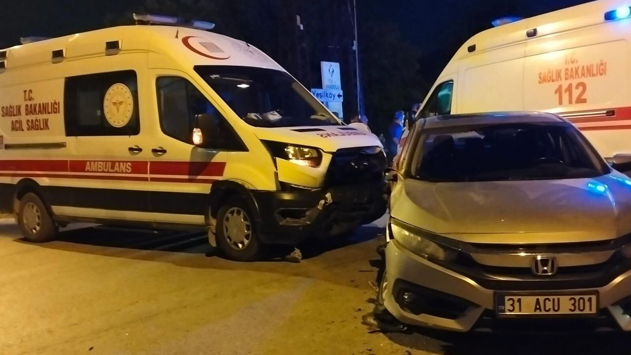 Hatay Dörtyol’da trafik kazası: Ambulans ile araba çarpıştı, 6 yaralı