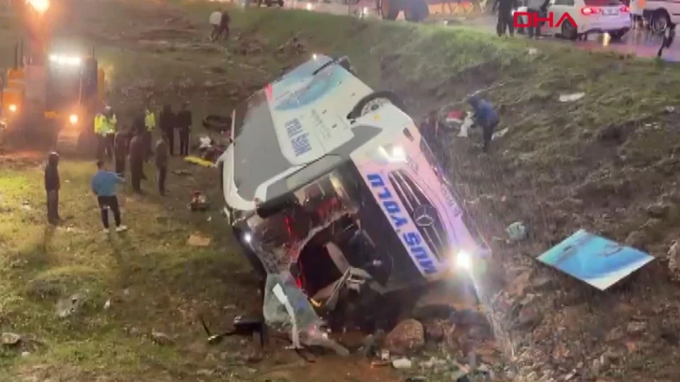 Malatya'da yolcu otobüsü şarampole devrildi: Çok sayıda ekip sevk edildi