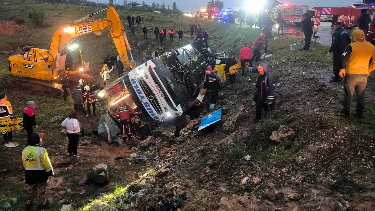 Malatya'da yolcu otobüsü şarampole devrildi: Ölü ve yaralılar var
