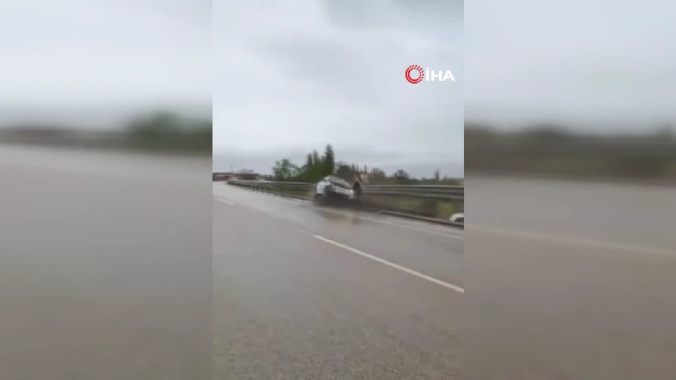 Amasya’da Peş Peşe Kaza: Uyarılara Rağmen Araç Bariyere Çarptı