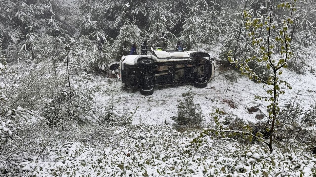 Düzce Kaynaşlı’da pikabın şarampole devrildiği trafik kazasında 3 yaralı