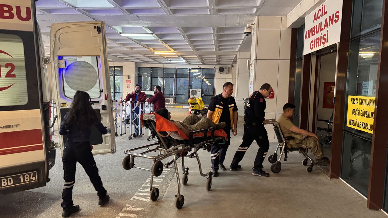 Edirne’de trafik kazası: Askeri araç duvara çarptı, 2 yaralı