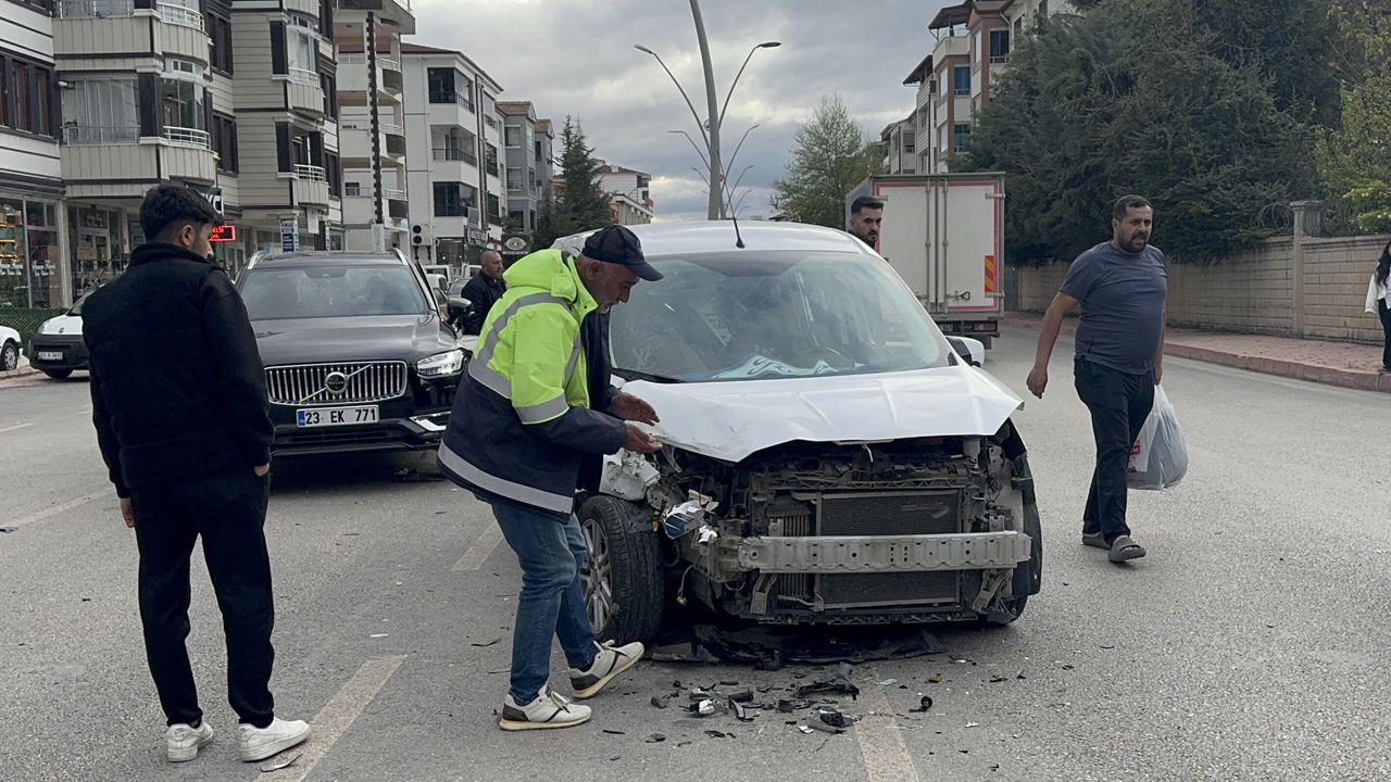 Elazığ’da trafik kazası: Hafif ticari araç ile SUV çarpıştı, 4 kişi yaralandı