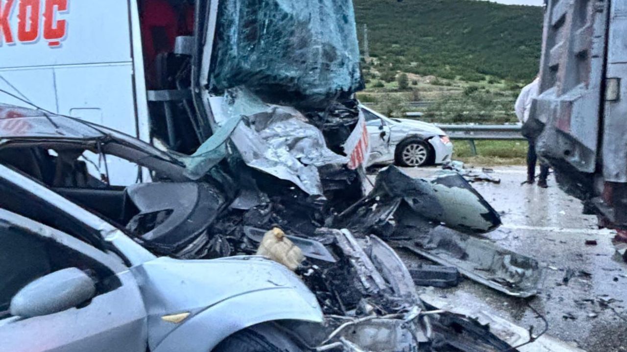 Gaziantep TAG Otoyolu’ndaki trafik kazasında 13 araç çarpıştı: 1'i ağır 5 yaralı