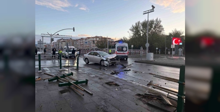 Kayseri'de ticari taksi ve otomobil çarpıştı: İki yaralı