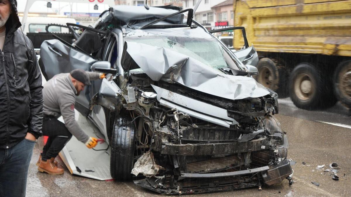 Kocaeli D-100’de zincirleme kaza! Otomobil tırlar arasında hurdaya döndü