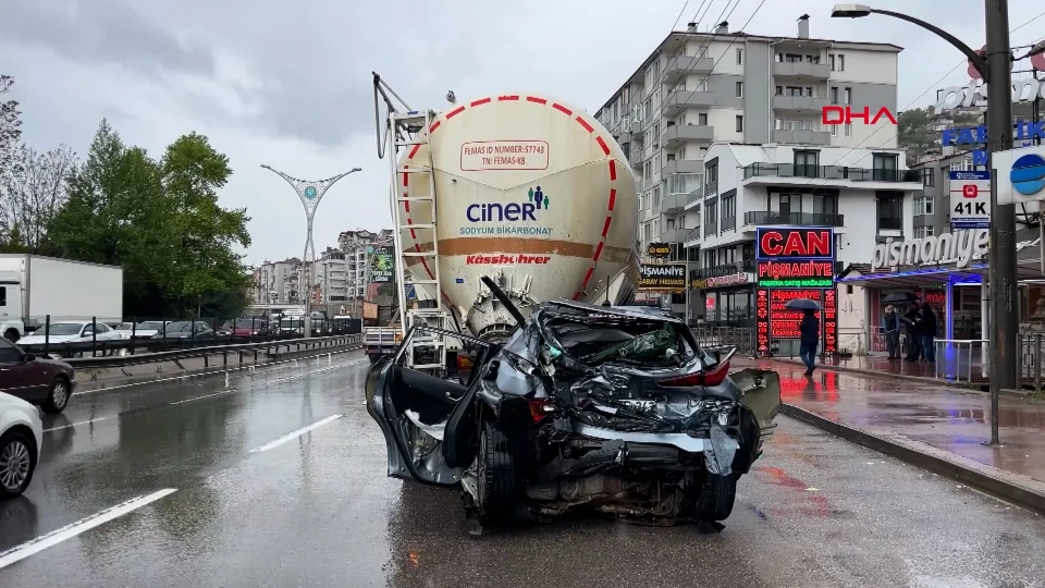 Kocaeli İzmit D-100 karayolunda dört aracın karıştığı kaza
