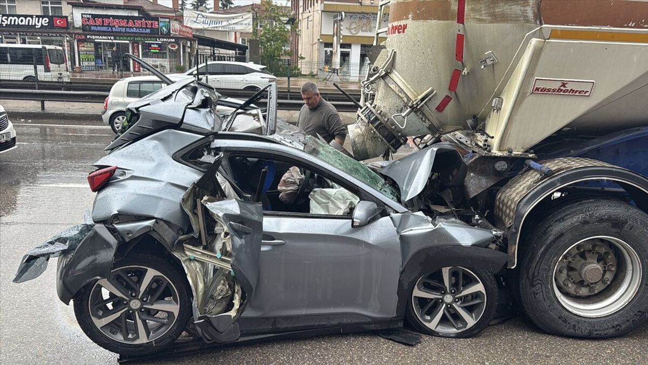 Kocaeli İzmit’te zincirleme trafik kazası: Otomobil tır ile tankerin arasında ezildi
