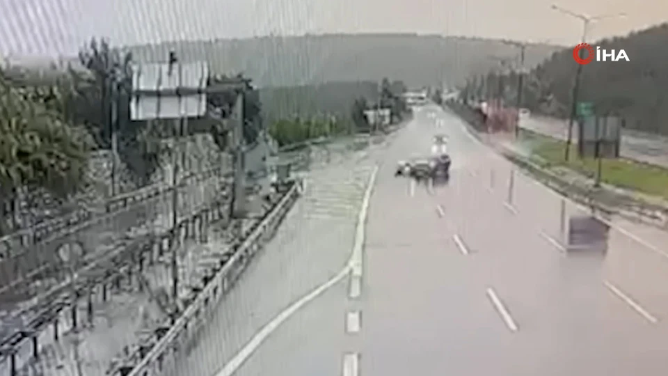 Mersin Tarsus otoyolunda iki kişinin yaralandığı kaza kamerada