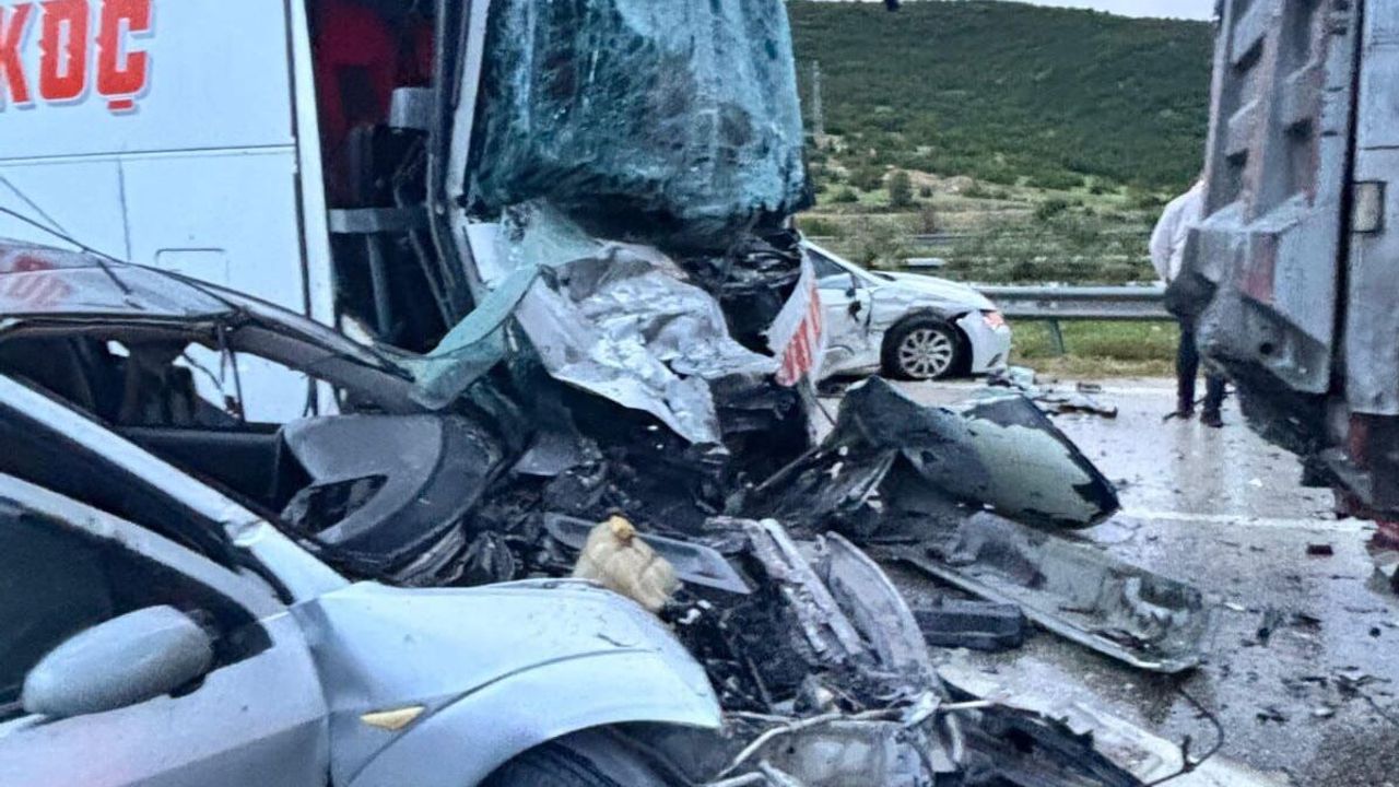 TAG Otoyolu'ndaki zincirleme trafik kazasında 1'i ağır 5 kişi yaralandı