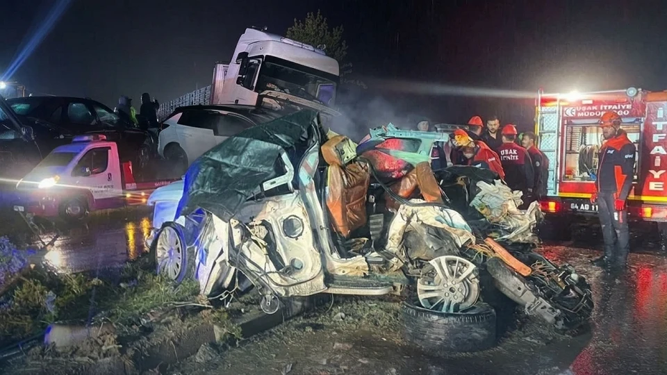 Uşak’ta zincirleme kaza: 7 araç çarpıştı: 4 ölü 17 yaralı var | YEREL HABERLER