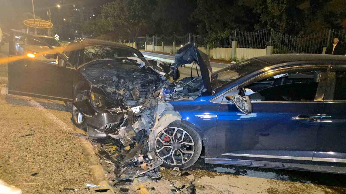 Antalya'da Kafa Kafaya Trafik Kazası