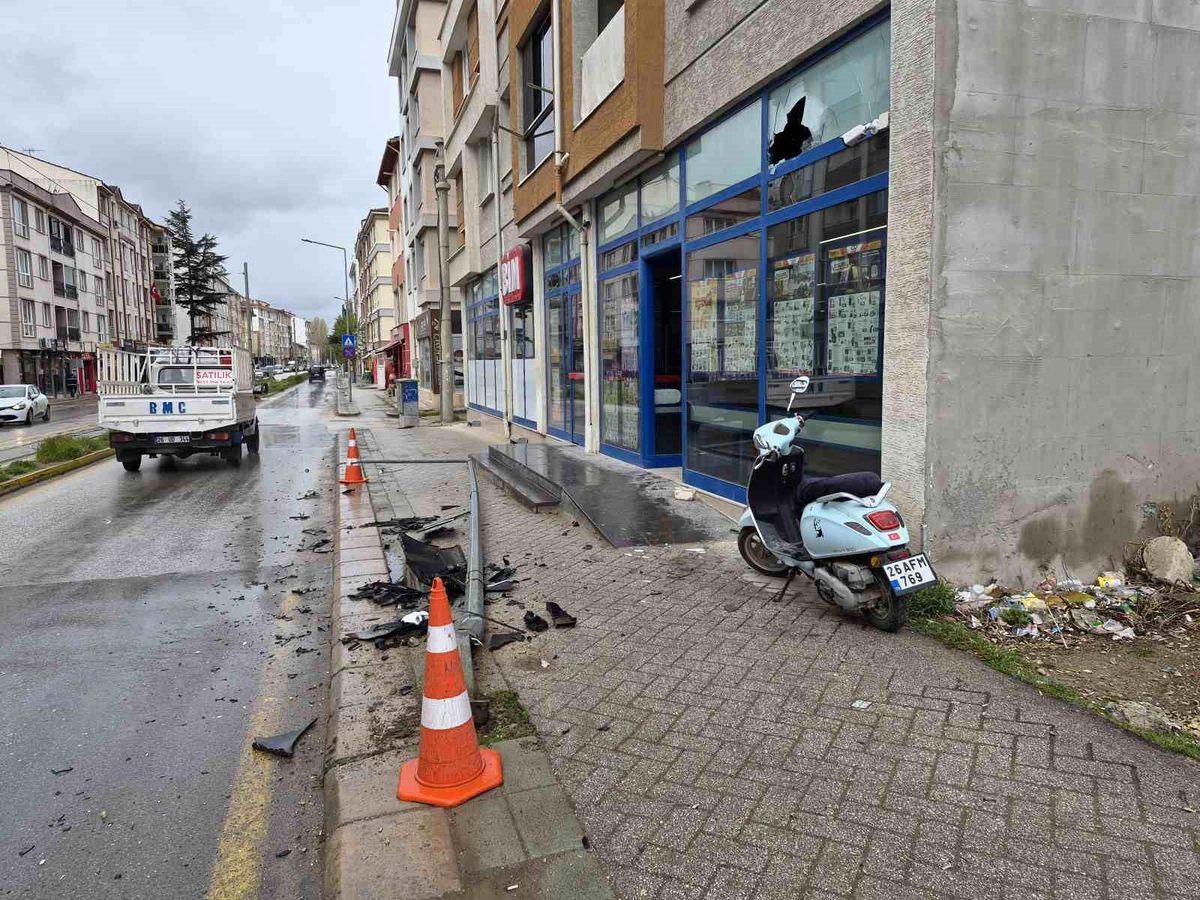 Eskişehir'de Trafik Kazası: Yaralı ve Maddi Zarar
