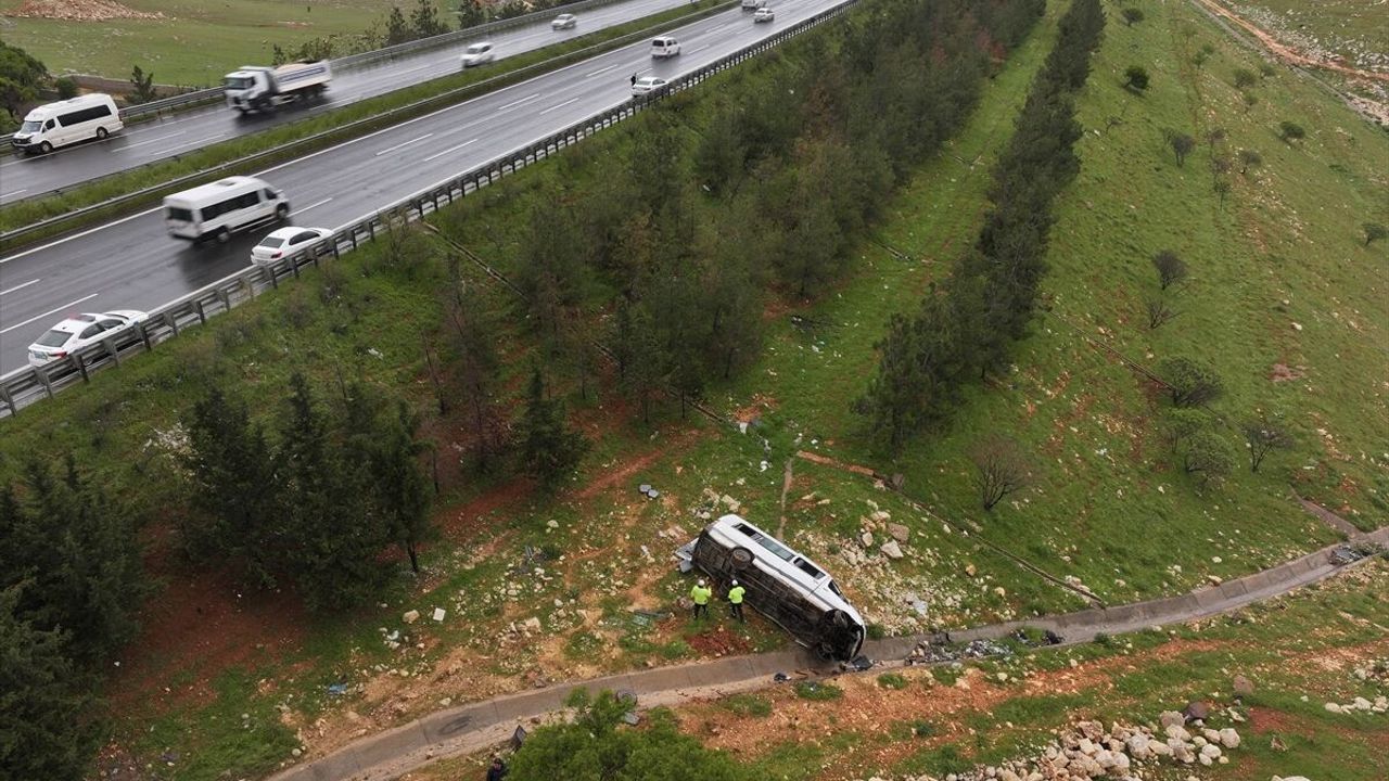 Gaziantep’te korkutan trafik kazası: İşçi servisi devrildi, 16 kişi yaralandı
