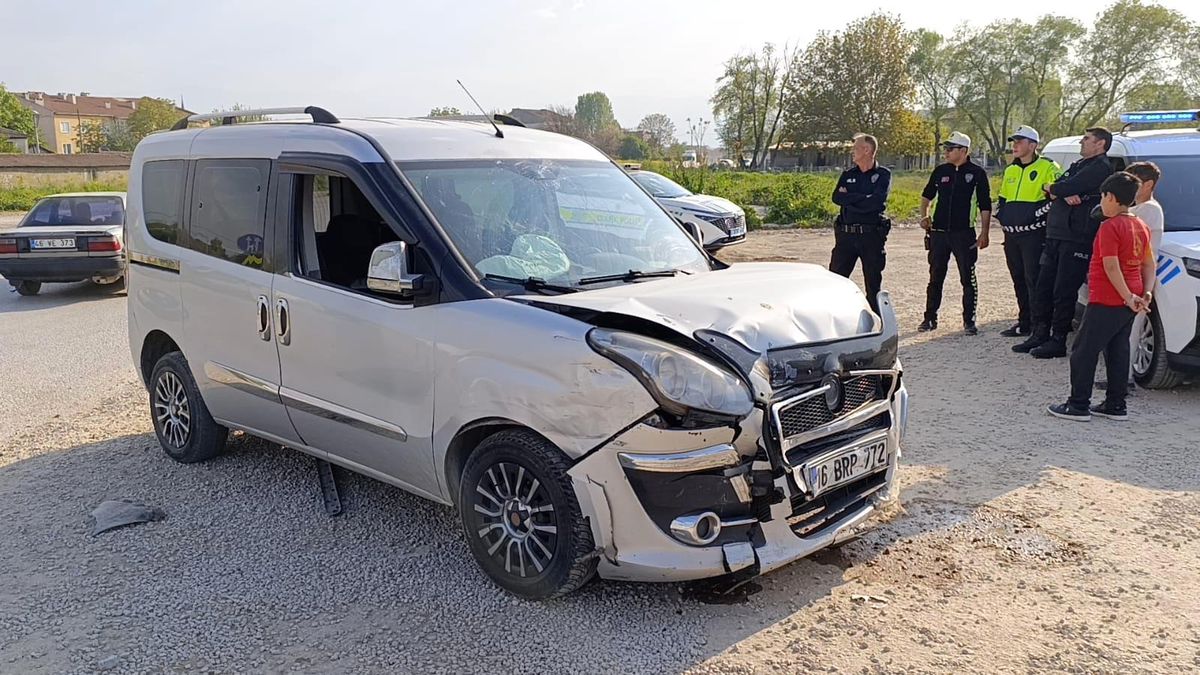 İnegöl'de Trafik Kazası: 3 Yaralı