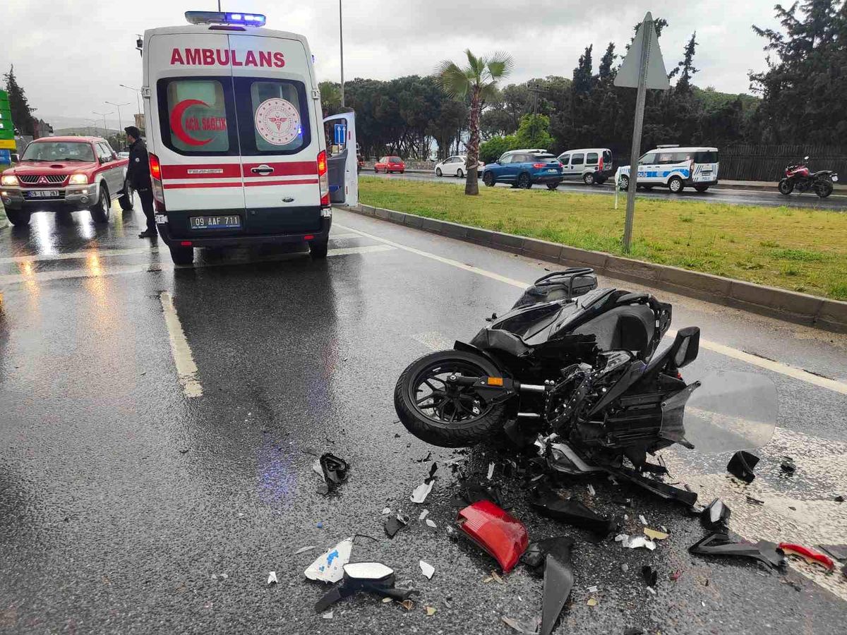 Kuşadası'nda Yağışta Trafik Kazası