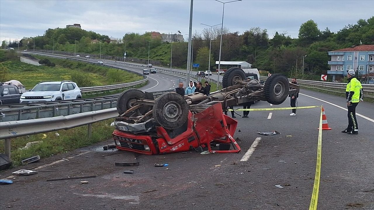 Samsun Bafra’da trafik kazası: Kamyonet devrildi 22 yaşındaki sürücü hayatını kaybetti
