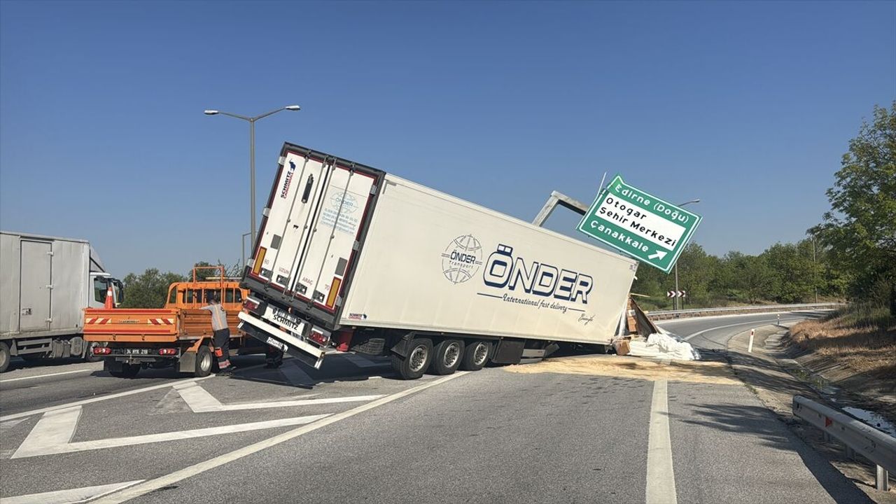 Edirne’deki trafik kazasında tır bariyere ve direğe çarptı: Sürücü yaralandı