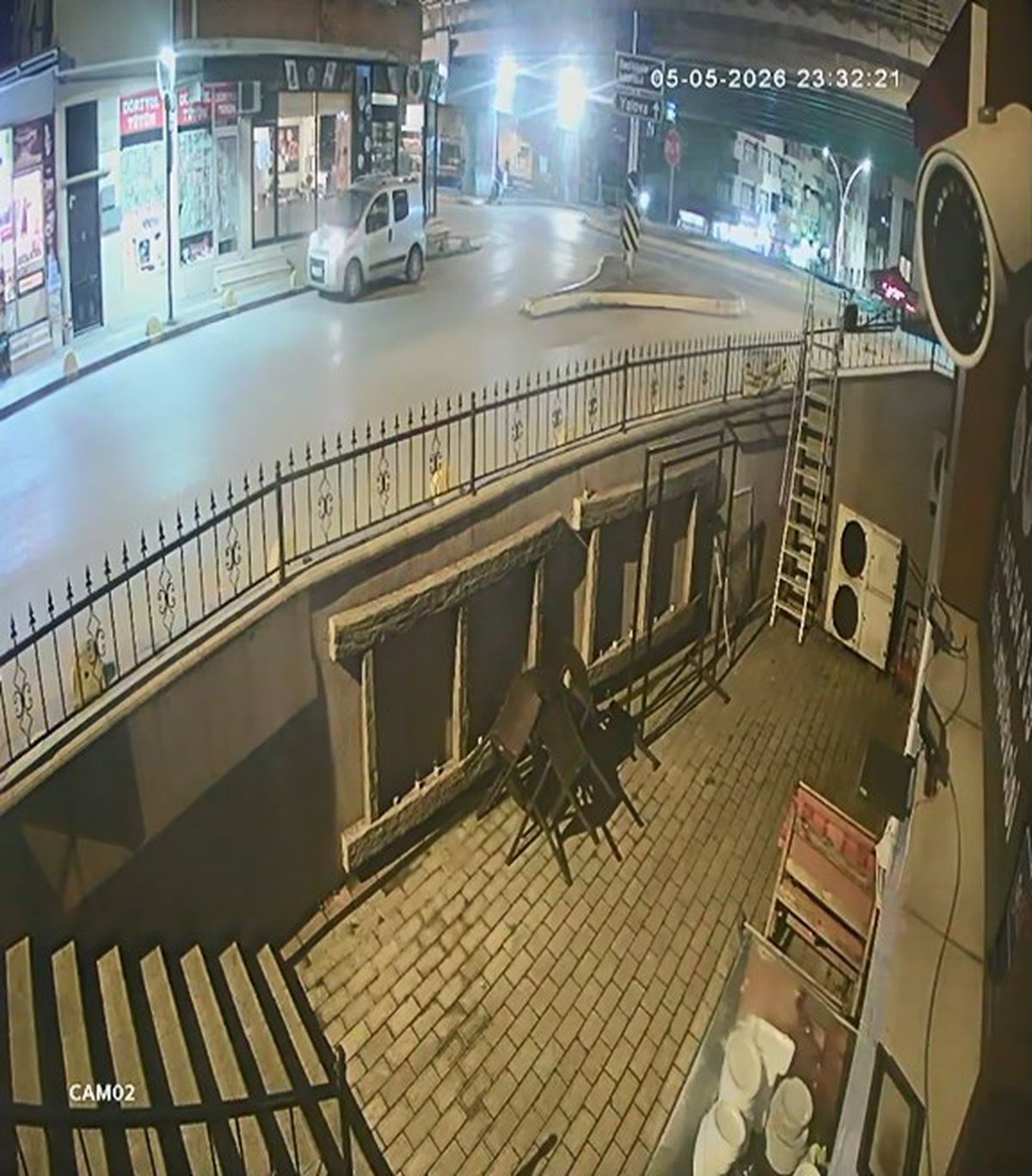 Gölcük'te Trafik Kazası: 2 Ağır Yaralı
