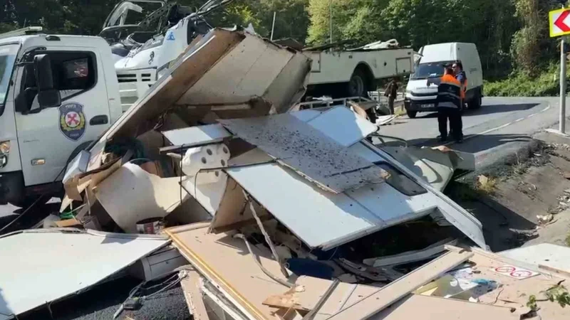 Sarıyer’de korkunç kaza: Bariyerlere çarpan karavan paramparça oldu, sürücü hayatını kaybetti