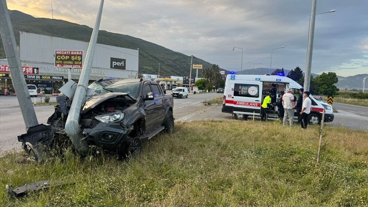 Aydın Söke’de trafik kazası: Pikap refüje çıktı, sürücü yaralandı