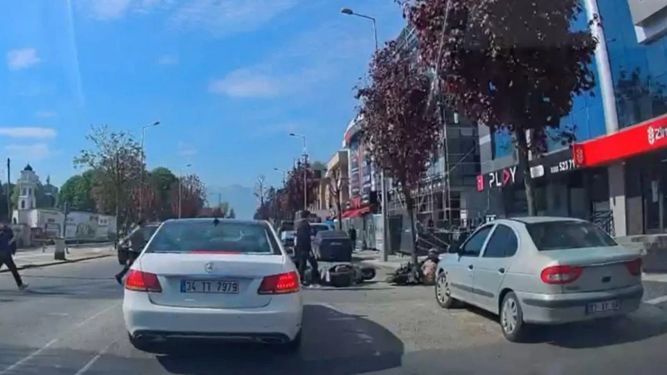 Düzce merkezde iki motosikletin çarpıştığı kaza ucuz atlatıldı | DÜZCE HABERLERİ