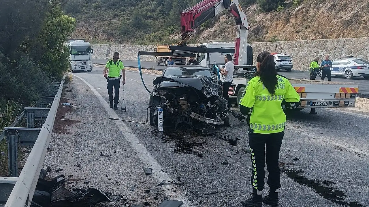 Minibüs otomobille çarpışıp yan yattı: 10 yaralı