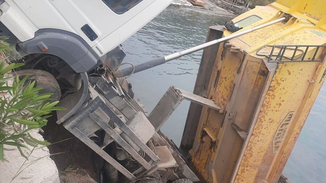 Muğla Bodrum’da hafriyat kamyonu denize düştü: Kazada 2 kişi yaralandı