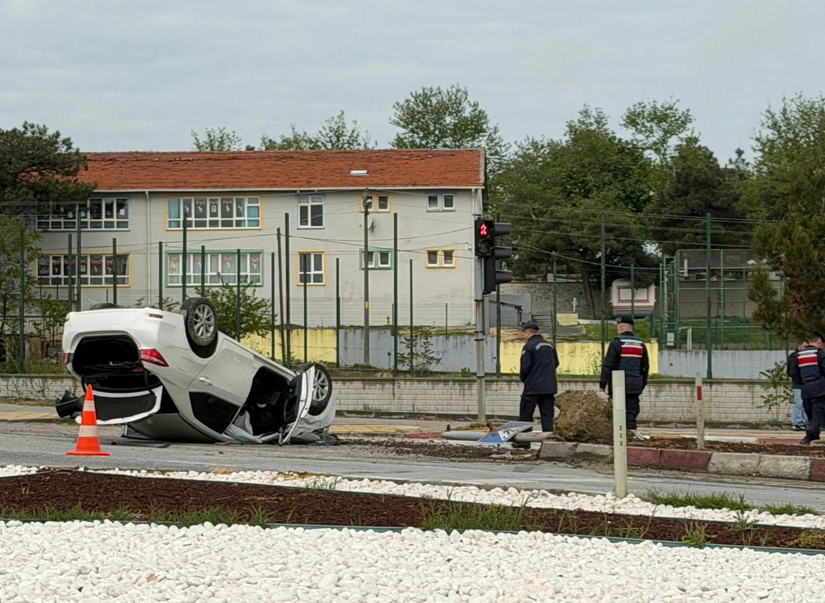 Edirne'de feci kaza. Taşa çarpıp takla attı