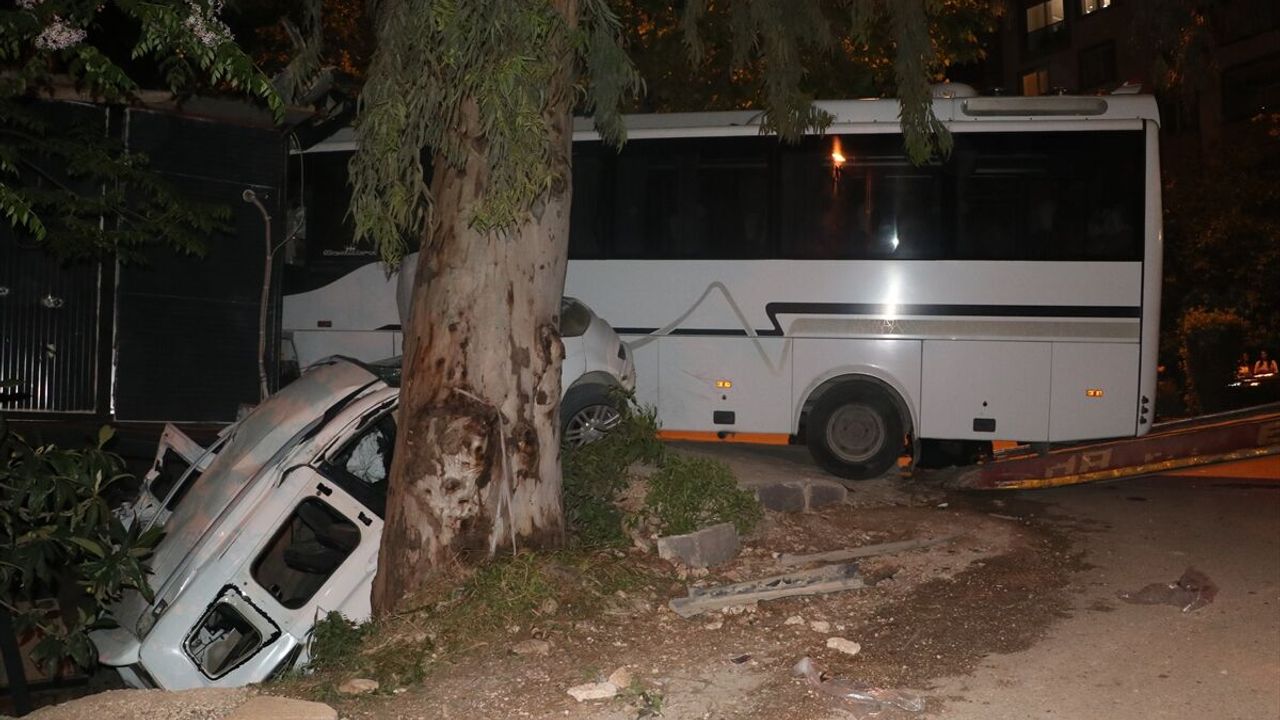 Hatay Defne’de midibüs ile hafif ticari aracın çarpıştığı trafik kazasında 2 ağır yaralı