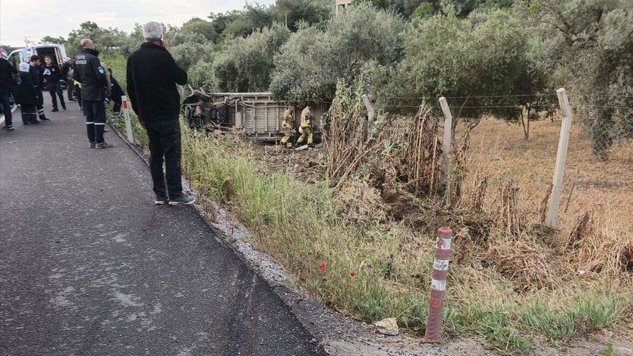 Manisa Şehzadeler’de işçi servisi tarlaya devrildiği trafik kazasında 12 yaralı