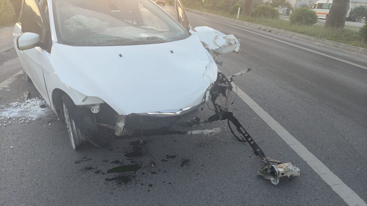 Mersin Bozyazı’da trafik kazası: Otomobil refüje çarptı, 3 kişi yaralandı