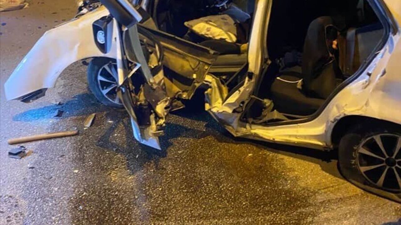 Muğla Fethiye’de arabanın refüje çarptığı trafik kazasında sürücü hayatını kaybetti