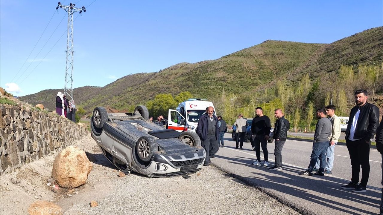 Bingöl Solhan’da koyuna çarpan aracın devrildiği trafik kazasında 3 yaralı