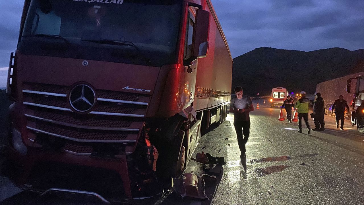 Çankırı’da otomobil ile tırın çarpıştığı trafik kazasında 3 yaralı