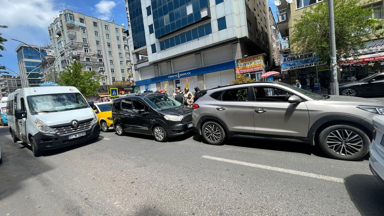 Diyarbakır Yenişehir’de Zincirleme Kaza, Yaşar Kemal Caddesi’nde Trafik Kilitlendi