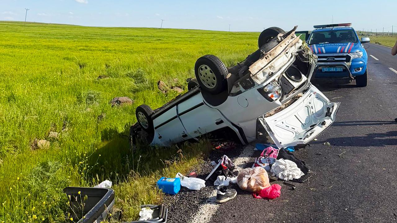 Şanlıurfa Siverek’te trafik kazası: Otomobil takla attı, 5 yaralı