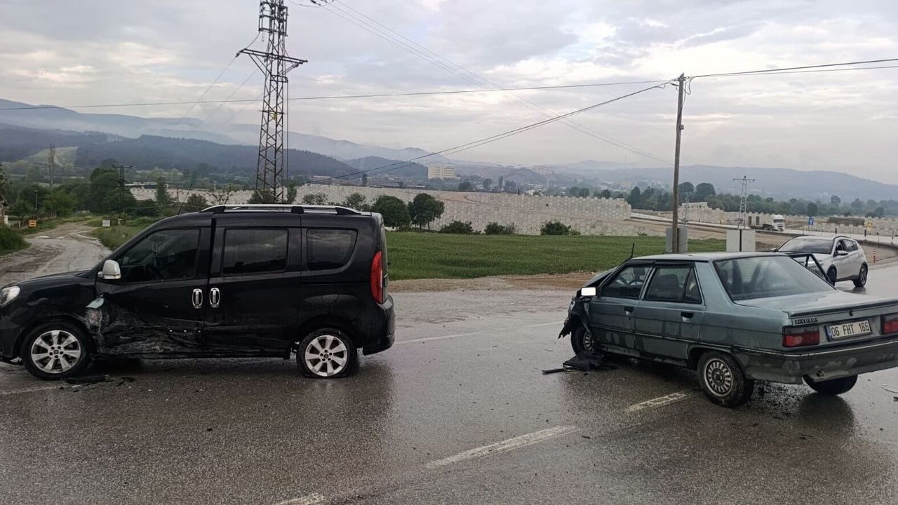 Sinop’ta otomobil ile hafif ticari aracın çarpıştığı trafik kazasında 3 yaralı