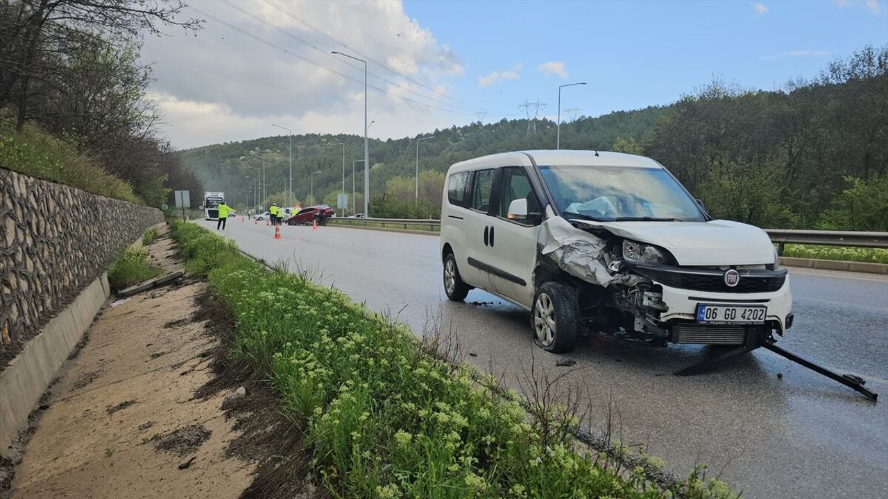 Çorum’da araba ile hafif ticari aracın çarpıştığı trafik kazasında 3 yaralı