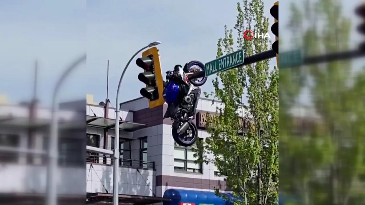 Film sahnelerini aratmayan kaza! Havaya uçan motosiklet trafik ışıklarında asılı kaldı Video Haberi