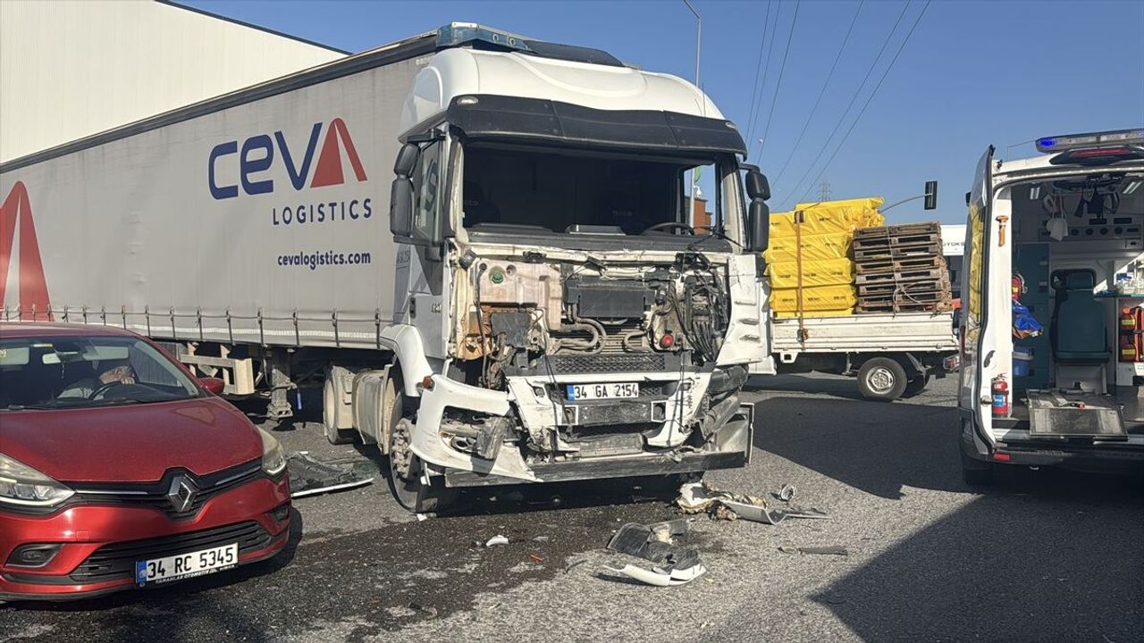 Kocaeli Çayırova’da işçi servisi ile tırın çarpıştığı trafik kazasında 8 yaralı
